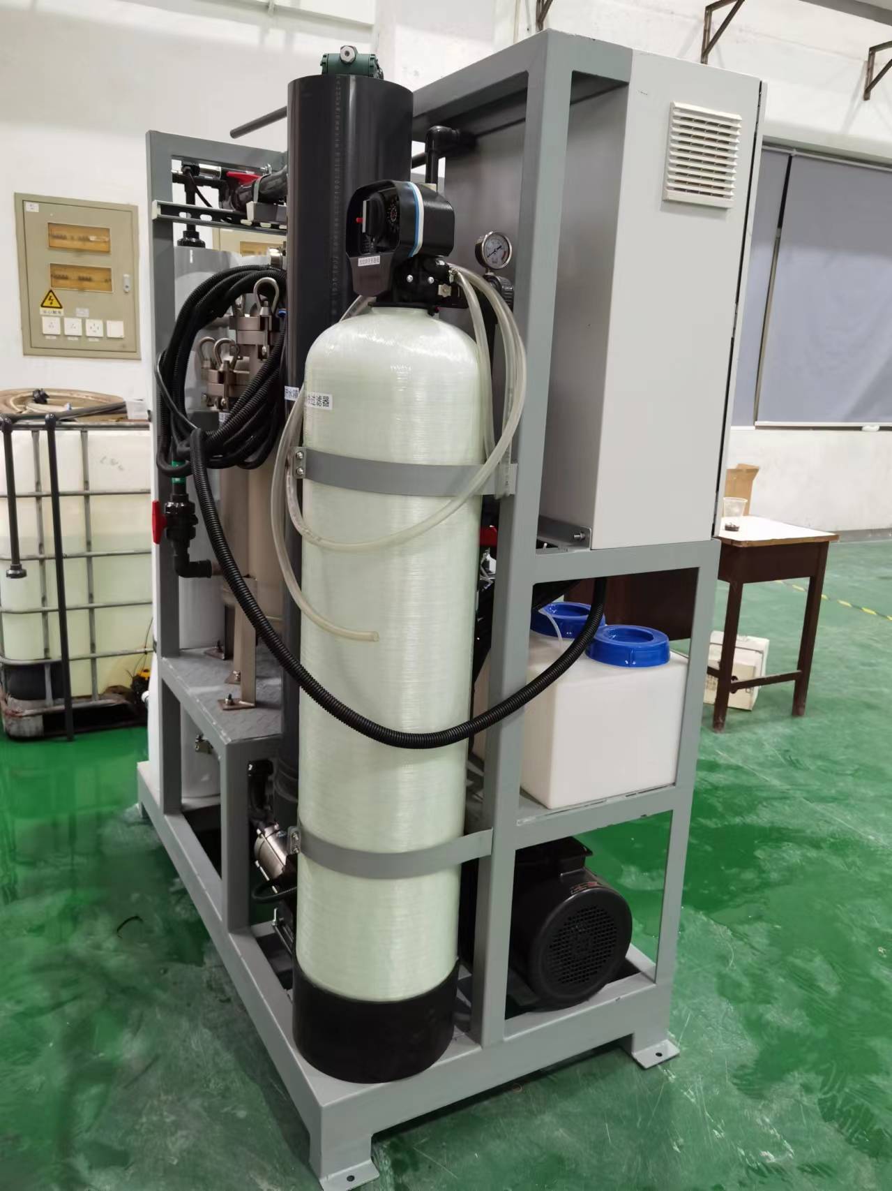 リチウム電池バンクと遠隔部族コミュニティキットを備えたハイブ - Wind Solar Hybrid Kit のレビューと価格