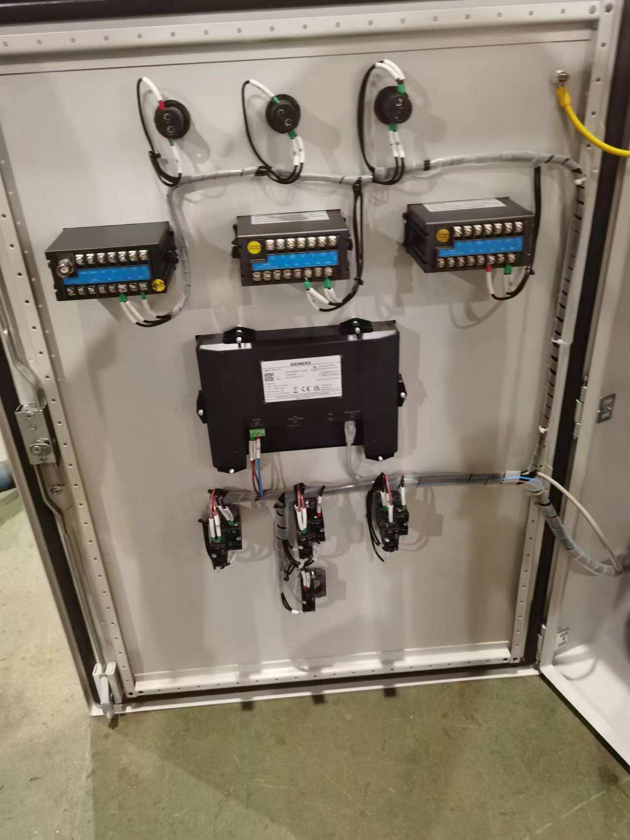 リチウム電池バンクと遠隔部族コミュニティキットを備えたハイブ - Wind Solar Hybrid Kit のレビューと価格